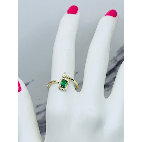 Real 14K Gold ring ❤️ Green❤️ Ring size 8 ❤️